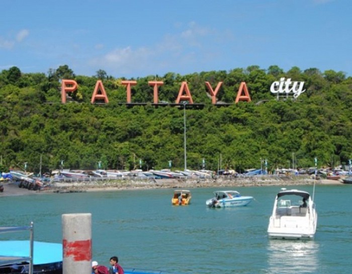 Pattaya one day trip Probably no one who doesn't know Pattaya Beach, of course, because this place is like a landmark of Pattaya. Because it is the most popular beach in Pattaya. And has been popular with tourists around the world. It is also the center of entertainment in Pattaya, fun water activities, as well as accommodation and resorts. It is also here that The Pattaya International Fireworks Festival takes place every year as well.